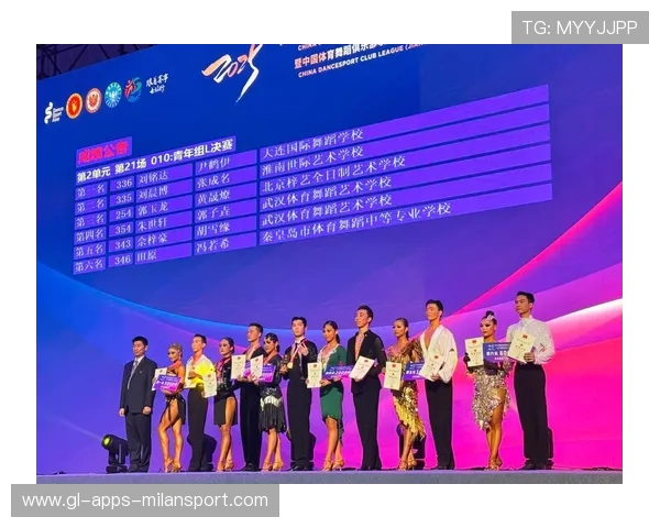 体育舞蹈公开赛出现高难度扭转动作