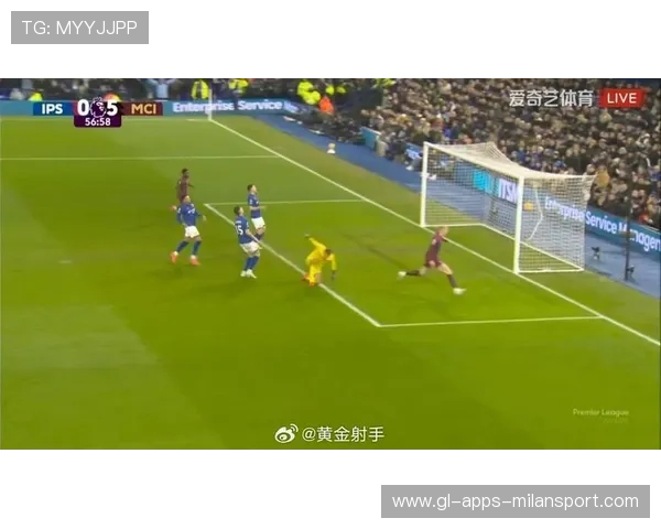 哈兰德禁区内凌空抽射打入横梁下沿