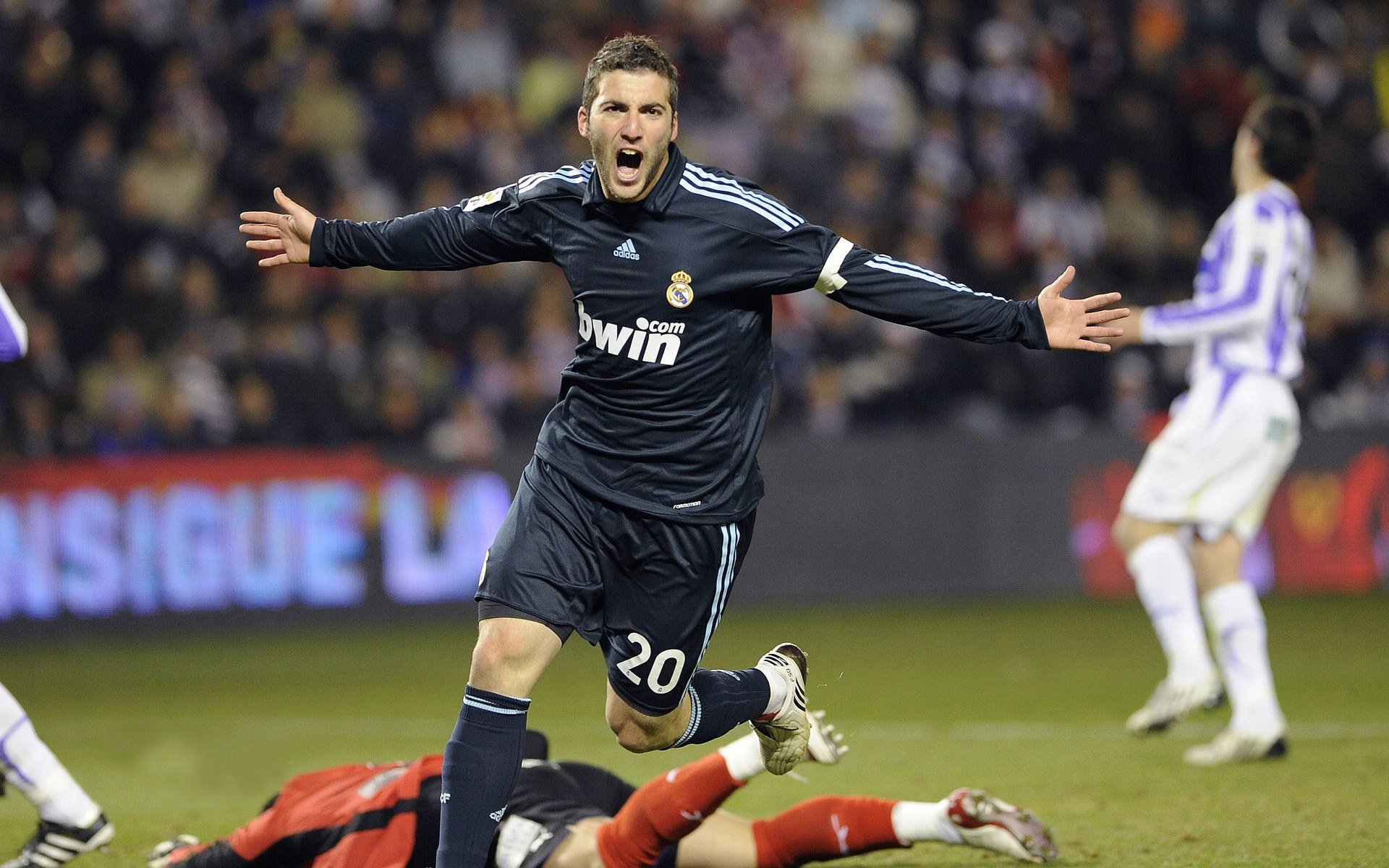 朗斯前场站位合理制造多次射门良机,朗斯百度百科