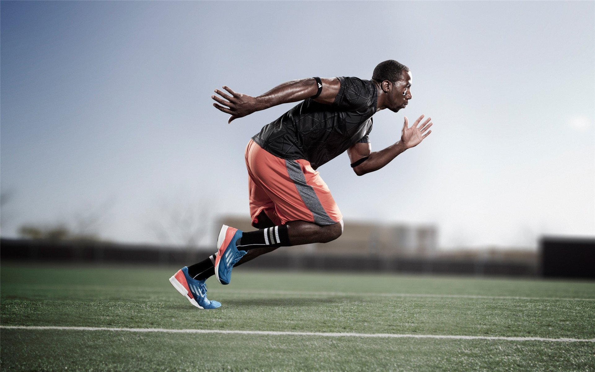 校园足球指导教师专业性参差不齐，校园足球师资力量薄弱