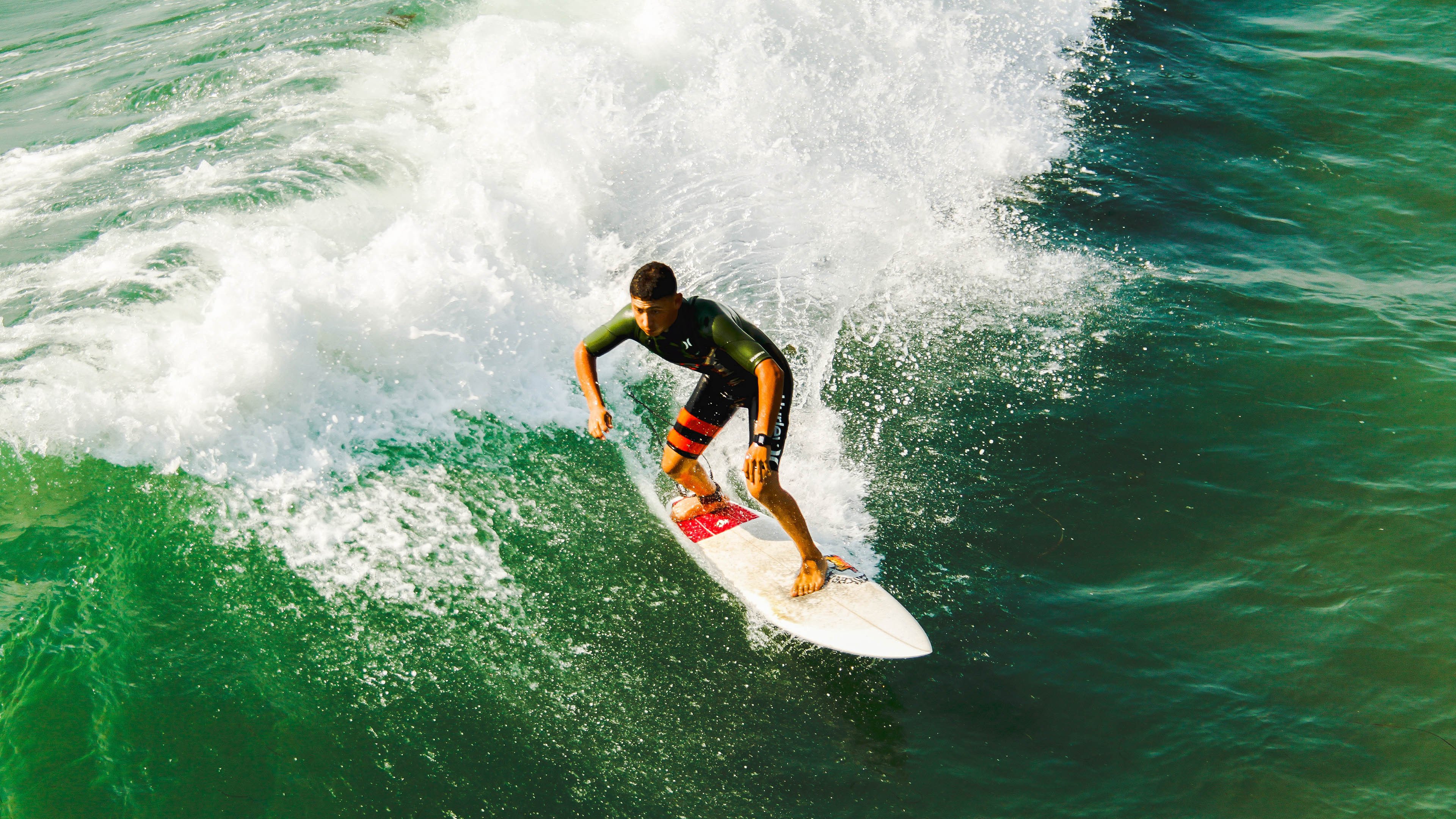 经典绝杀：那些比赛中令人难以忘怀的精彩瞬间，比赛精彩绝伦